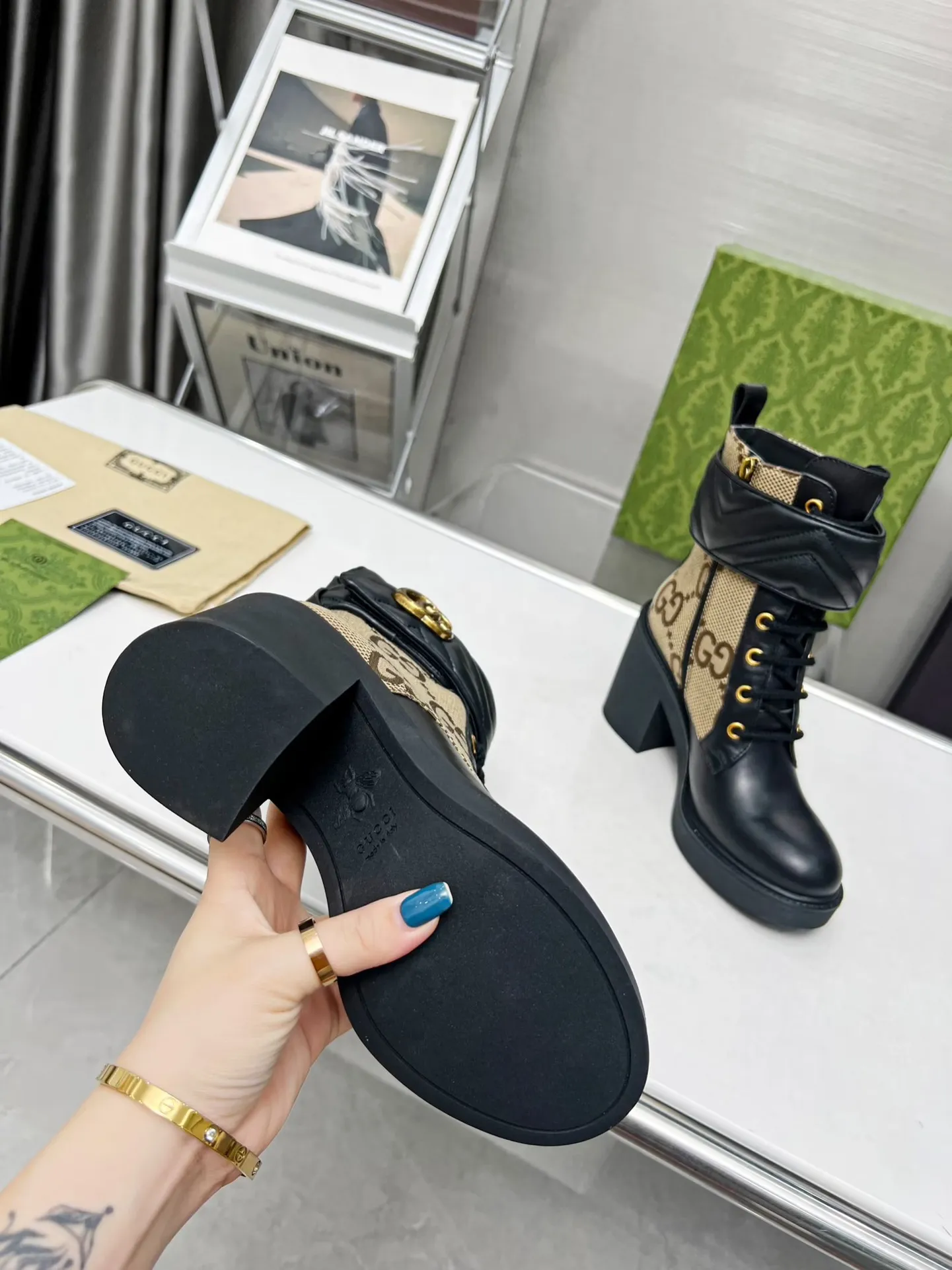 👟👟Ex-factory price 560👟👟 Autumn and winter GUCCI double G ankle boots with original open mold and electric embroidery magic belt khaki GG canvas logo elements, full of high-end feel. The side zipper is super easy to put on and take off. Fabric: cowhide. Lining/foot pad: cowhide. TPU outsole. Heel height 8cm. Size: 35-42#.